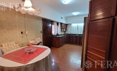 Venta casa de 5 ambientes con cochera y quincho en Quilmes Oeste