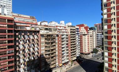 Departamento 2 amb al lateral con balcon corrido y cochera fija