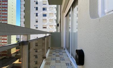 Departamento 2 amb al lateral con balcon corrido y cochera fija