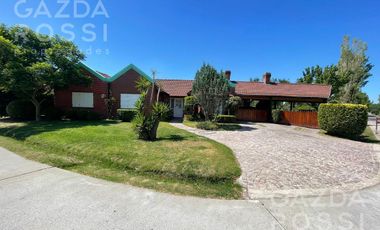 Hermosa casa 5 ambientes a la venta  en Campos de Echeverria, Canning
