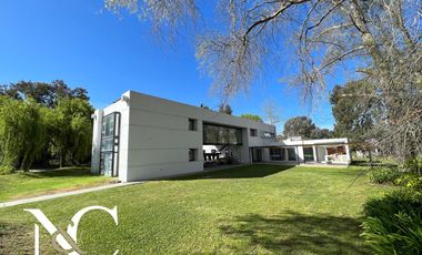 Casa en venta en Abril Club De Campo