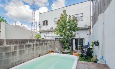 PH en  venta 3 ambientes al frente con Jardin y pileta.