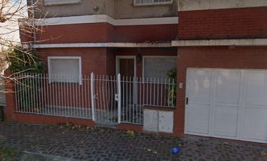 Casa al frente, Laprida a 2 cuadras Calchaqui