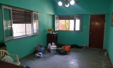 Casa al frente, Laprida a 2 cuadras Calchaqui