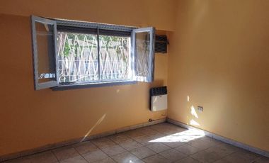 Casa al frente, Laprida a 2 cuadras Calchaqui