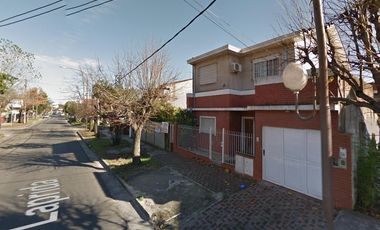 Casa al frente, Laprida a 2 cuadras Calchaqui