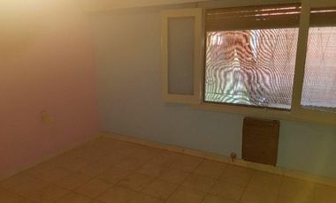 Casa al frente, Laprida a 2 cuadras Calchaqui