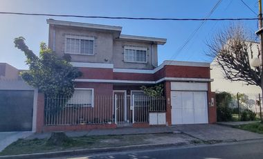 Casa al frente, Laprida a 2 cuadras Calchaqui