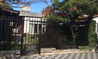 Casa en venta - 2 Dormitorios 2 Baños - Cochera - 383Mts2 - Ituzaingó