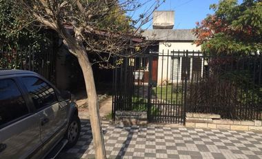 Casa en venta - 2 Dormitorios 2 Baños - Cochera - 383Mts2 - Ituzaingó