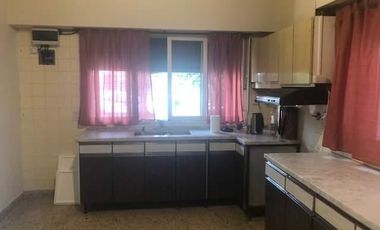 Casa en venta - 2 Dormitorios 2 Baños - Cochera - 383Mts2 - Ituzaingó