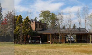 B° Colonia de Chacra, Exc. Casa 4 Dormitorios c/Jardín, Pileta, Cancha de Tenis!