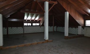 En Alquiler | Ideal Empresas - Importante Propiedad Emplazada sobre 2.000m2 de Terreno | 8 Ambientes distribuidos en 2 Plantas |