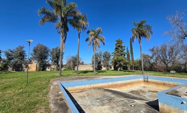 En Alquiler | Ideal Empresas - Importante Propiedad Emplazada sobre 2.000m2 de Terreno | 8 Ambientes distribuidos en 2 Plantas |