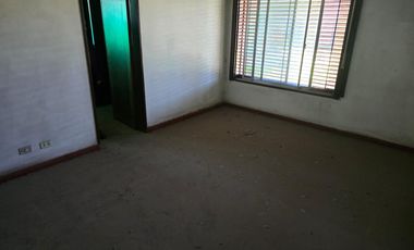 En Alquiler | Ideal Empresas - Importante Propiedad Emplazada sobre 2.000m2 de Terreno | 8 Ambientes distribuidos en 2 Plantas |