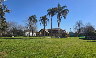 En Alquiler | Ideal Empresas - Importante Propiedad Emplazada sobre 2.000m2 de Terreno | 8 Ambientes distribuidos en 2 Plantas |