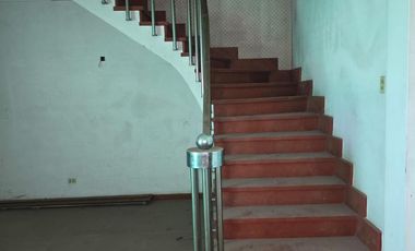 En Alquiler | Ideal Empresas - Importante Propiedad Emplazada sobre 2.000m2 de Terreno | 8 Ambientes distribuidos en 2 Plantas |