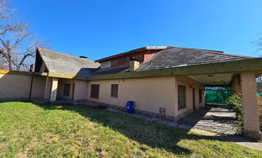 En Alquiler | Ideal Empresas - Importante Propiedad Emplazada sobre 2.000m2 de Terreno | 8 Ambientes distribuidos en 2 Plantas |