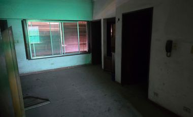 En Alquiler | Ideal Empresas - Importante Propiedad Emplazada sobre 2.000m2 de Terreno | 8 Ambientes distribuidos en 2 Plantas |