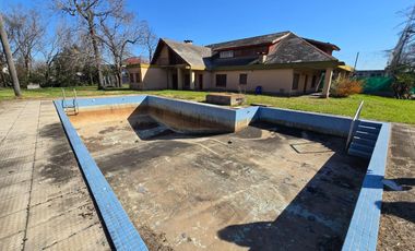 En Alquiler | Ideal Empresas - Importante Propiedad Emplazada sobre 2.000m2 de Terreno | 8 Ambientes distribuidos en 2 Plantas |
