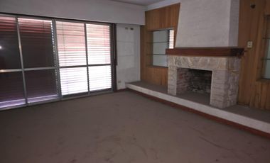 En Alquiler | Ideal Empresas - Importante Propiedad Emplazada sobre 2.000m2 de Terreno | 8 Ambientes distribuidos en 2 Plantas |