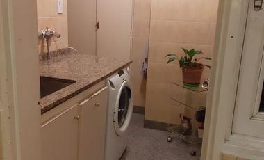 Departamento tipo piso cuatro ambientes con cochera a la venta en Avellaneda Centro
