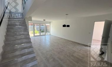 Casa venta Confluencia Rural, 3 dormitorios (suite), 3 baños, 2 cocheras y jardín
