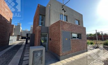 Casa venta Confluencia Rural, 3 dormitorios (suite), 3 baños, 2 cocheras y jardín