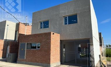 Casa venta Confluencia Rural, 3 dormitorios (suite), 3 baños, 2 cocheras y jardín