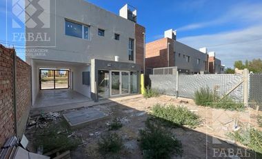 Casa venta Confluencia Rural, 3 dormitorios (suite), 3 baños, 2 cocheras y jardín