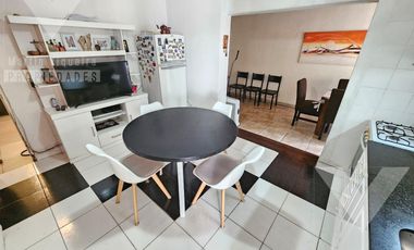 Casa de 4 ambientes, con fondo con jardín, terraza y espacio para 2 vehículos.