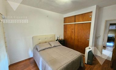 Casa de 4 ambientes, con fondo con jardín, terraza y espacio para 2 vehículos.