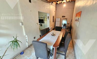 Casa de 4 ambientes, con fondo con jardín, terraza y espacio para 2 vehículos.