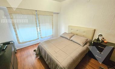 Casa de 4 ambientes, con fondo con jardín, terraza y espacio para 2 vehículos.