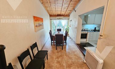 Casa de 4 ambientes, con fondo con jardín, terraza y espacio para 2 vehículos.