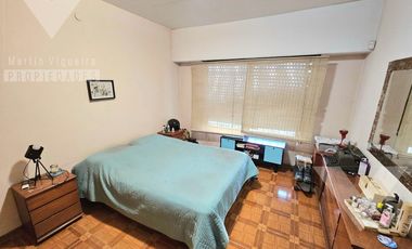 Casa de 4 ambientes, con fondo con jardín, terraza y espacio para 2 vehículos.
