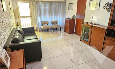 Casa de 4 ambientes, con fondo con jardín, terraza y espacio para 2 vehículos.