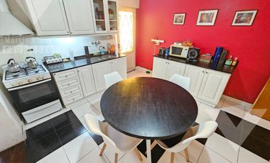 Casa de 4 ambientes, con fondo con jardín, terraza y espacio para 2 vehículos.