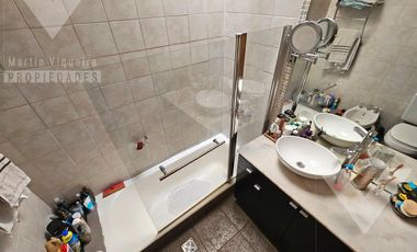 Casa de 4 ambientes, con fondo con jardín, terraza y espacio para 2 vehículos.