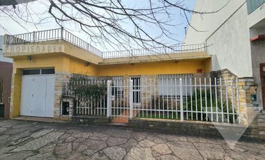 Casa de 4 ambientes, con fondo con jardín, terraza y espacio para 2 vehículos.