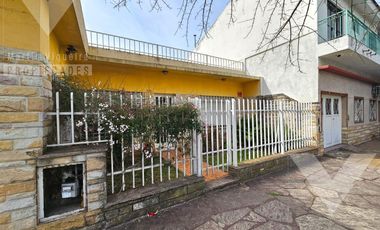 Casa de 4 ambientes, con fondo con jardín, terraza y espacio para 2 vehículos.