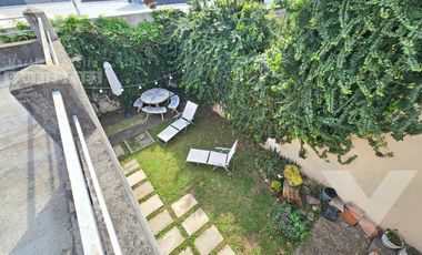 Casa de 4 ambientes, con fondo con jardín, terraza y espacio para 2 vehículos.