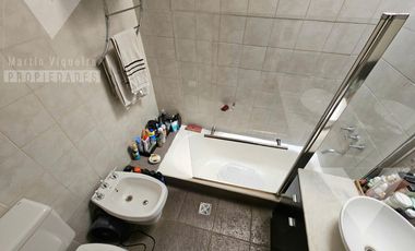 Casa de 4 ambientes, con fondo con jardín, terraza y espacio para 2 vehículos.