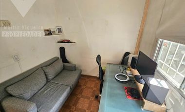 Casa de 4 ambientes, con fondo con jardín, terraza y espacio para 2 vehículos.