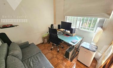 Casa de 4 ambientes, con fondo con jardín, terraza y espacio para 2 vehículos.