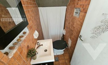 Casa de 4 ambientes, con fondo con jardín, terraza y espacio para 2 vehículos.