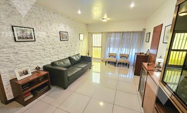 Casa de 4 ambientes, con fondo con jardín, terraza y espacio para 2 vehículos.