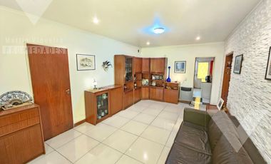Casa de 4 ambientes, con fondo con jardín, terraza y espacio para 2 vehículos.