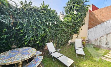 Casa de 4 ambientes, con fondo con jardín, terraza y espacio para 2 vehículos.