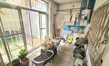Casa de 4 ambientes, con fondo con jardín, terraza y espacio para 2 vehículos.